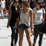 Good-Looking-Girls-Walking-In-The-Streets--o5uhpi0e1p.jpg