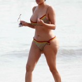 Kim Kardashian - Hot in tight bikini-n5w8ptkvrs.jpg