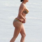 Kim Kardashian - Hot in tight bikini-45w8ptoyj1.jpg