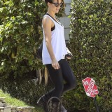 Kate-Beckinsale-steps-out-in-Santa-Monica-June-3-p6b9jdswdn.jpg
